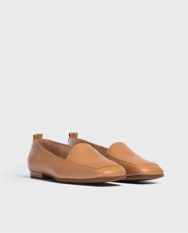 Flat leather shoe
