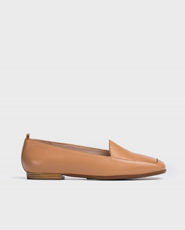 Flat leather shoe