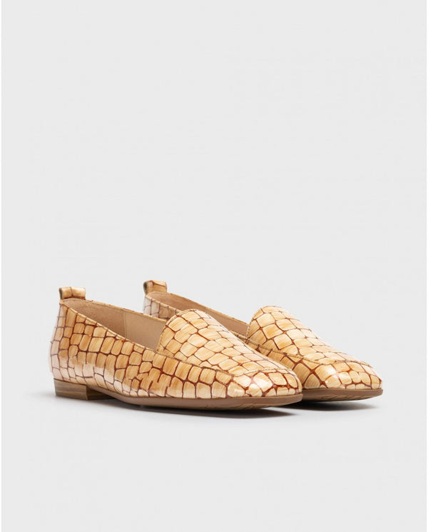 Flat embossed leather shoe