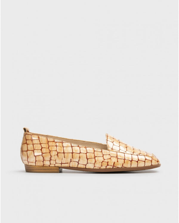 Flat embossed leather shoe